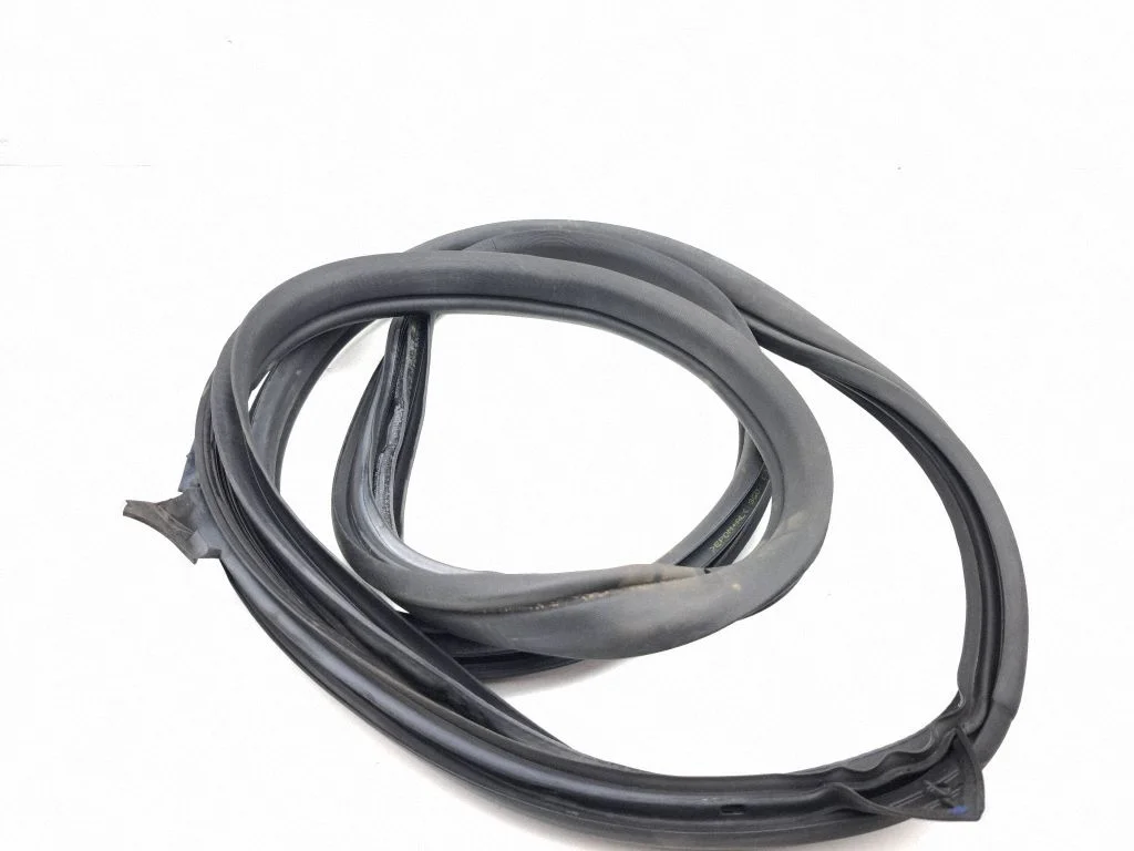 Front door rubber seal – right