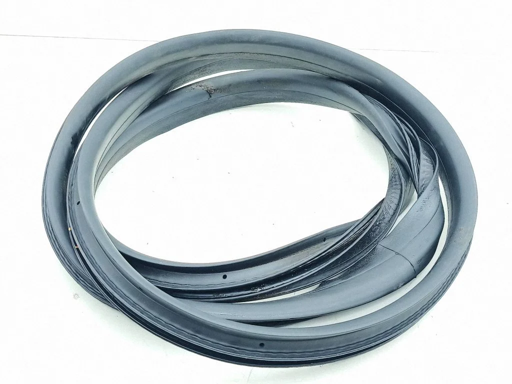 Esiukse tihend (kere pool) – parem