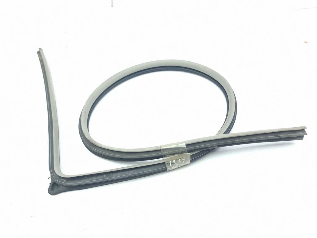 Front door rubber seal – right