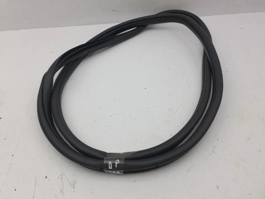 Front door rubber seal – right