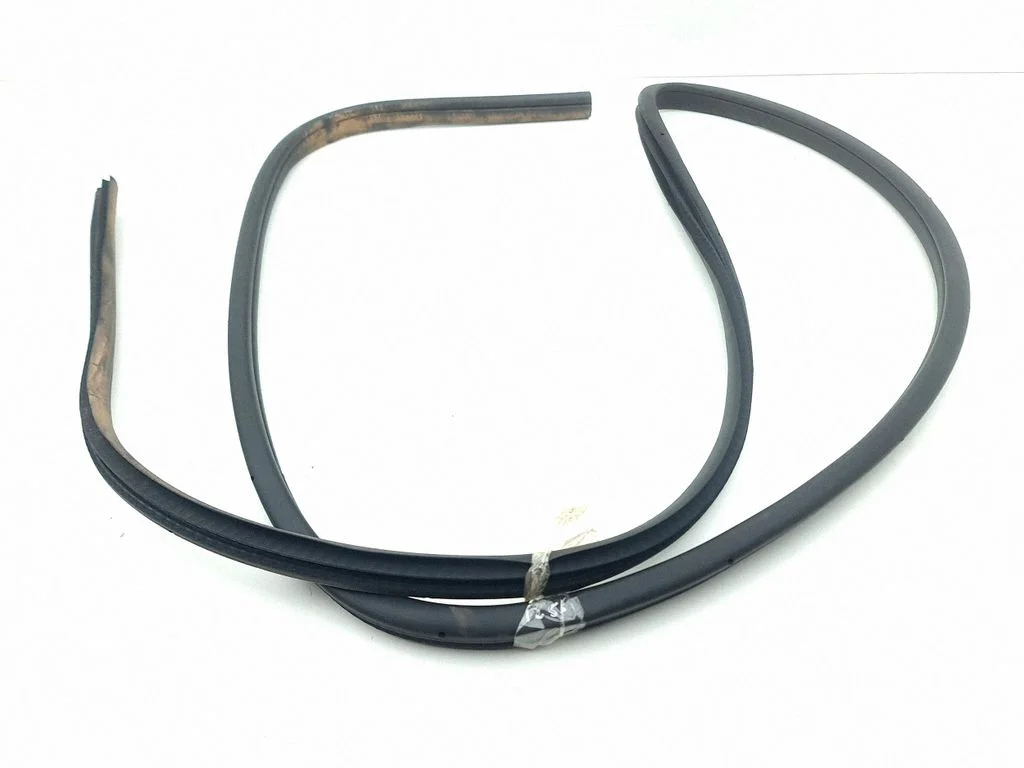Front door rubber seal – right