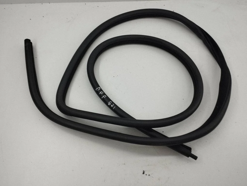 Front door rubber seal – right