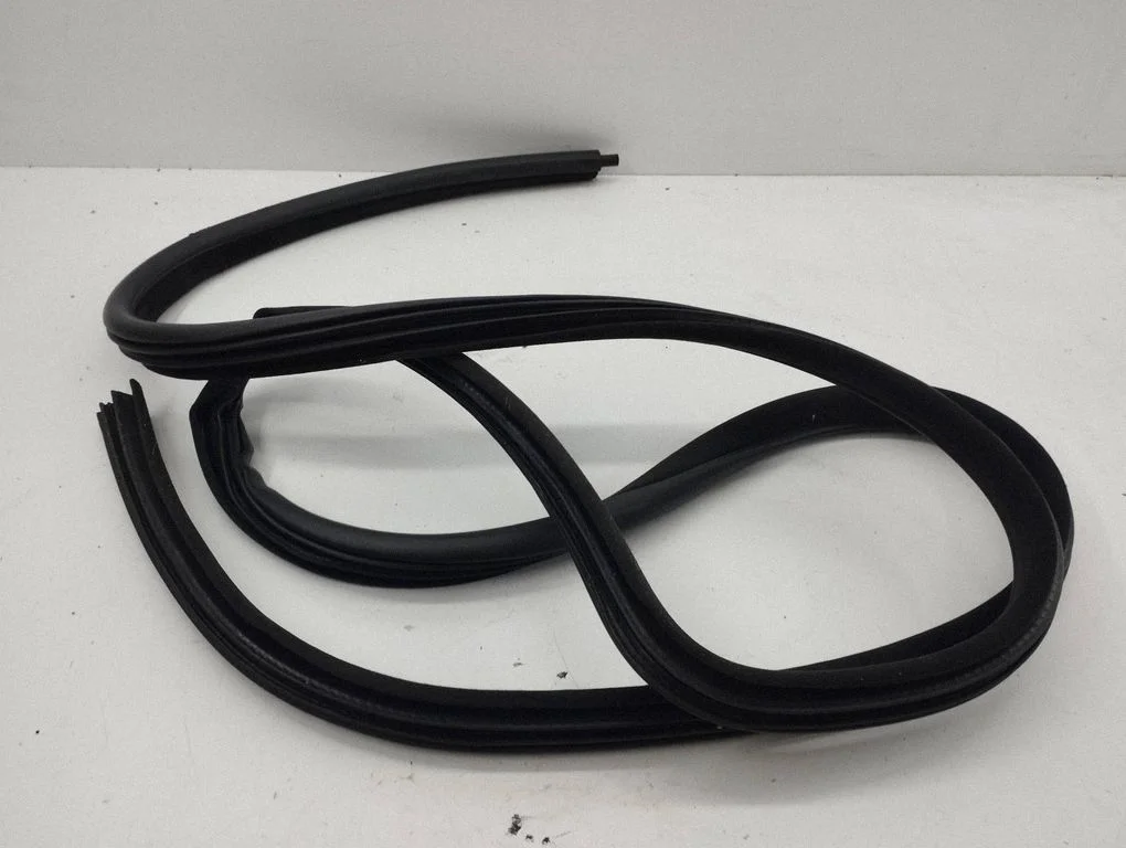 Front door rubber seal – left