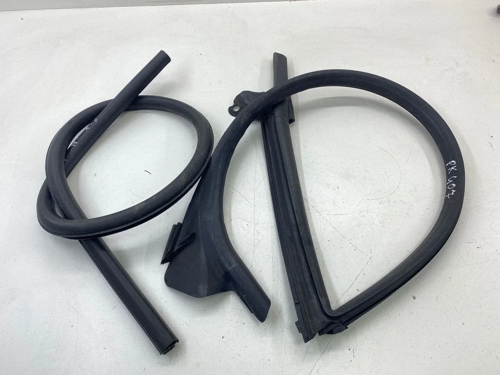 Front door rubber seal 4G8831