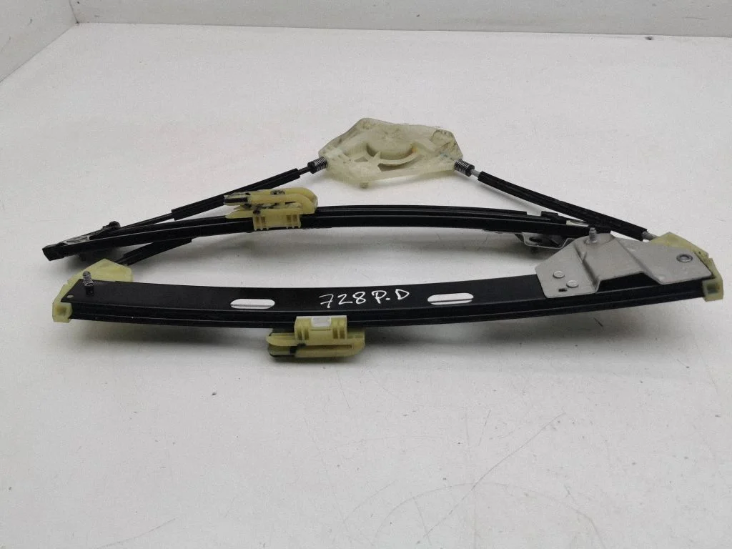 Priekšējā el. loga pacēlāja mehānisms bez motoriņa 82G837462