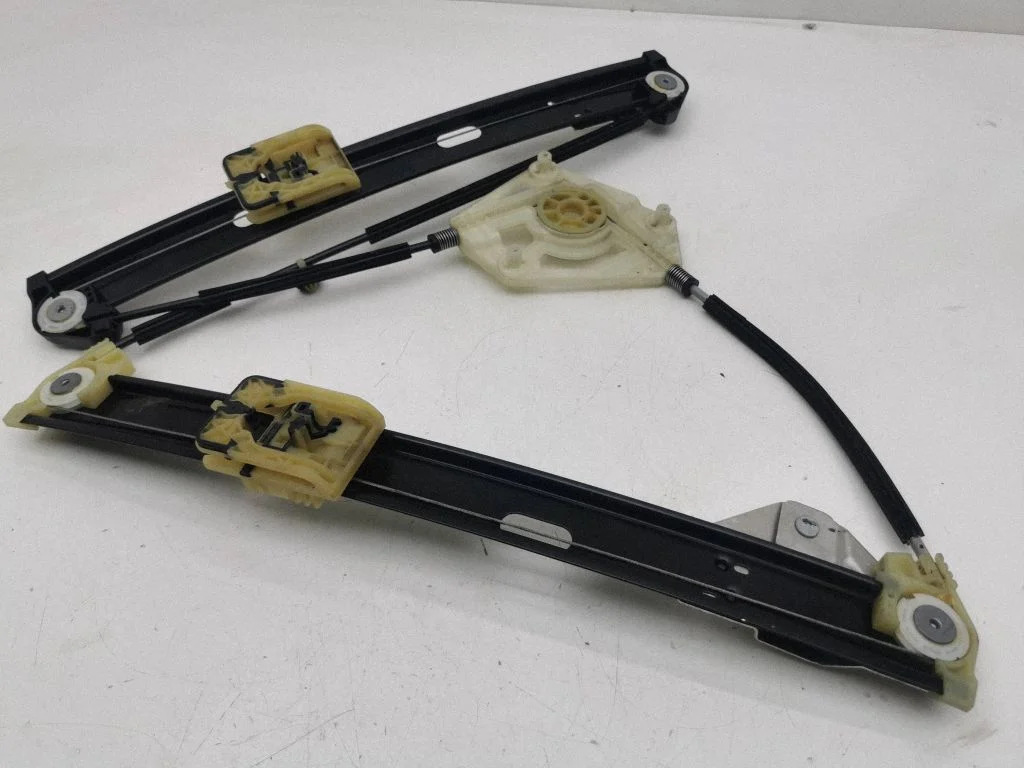 Priekšējā el. loga pacēlāja mehānisms bez motoriņa 82G837461