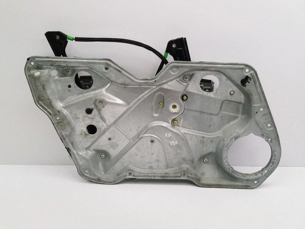 Priekšējā el. loga pacēlāja mehānisms bez motoriņa 1M0837755