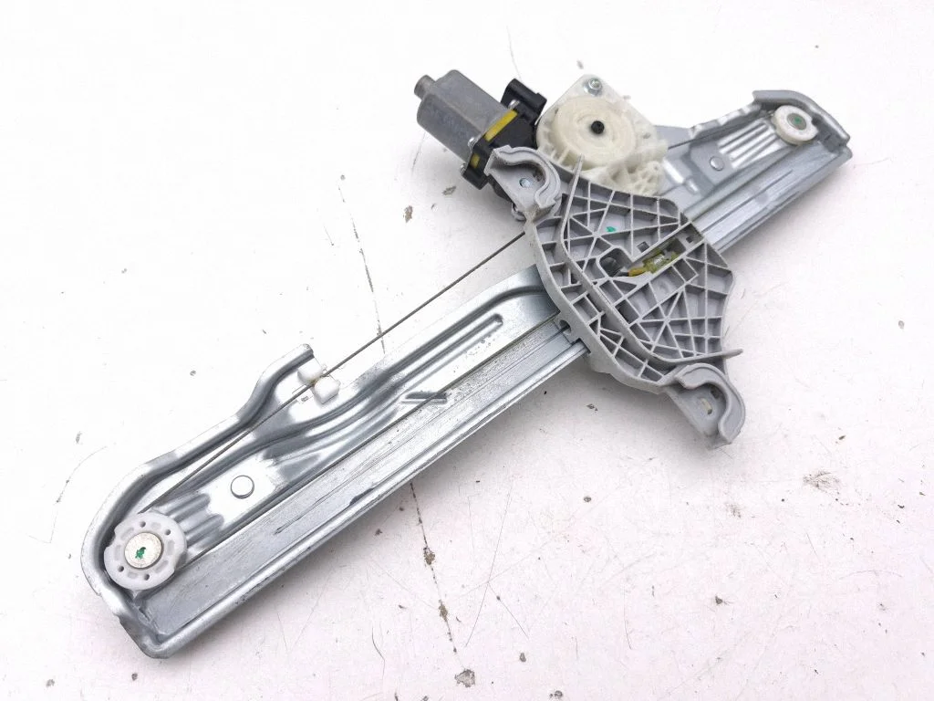 Front door window regulator with motor 82401J9000