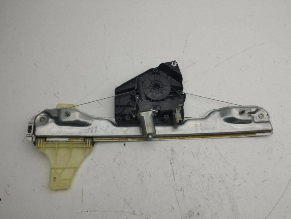 Front door window regulator with motor 124821C