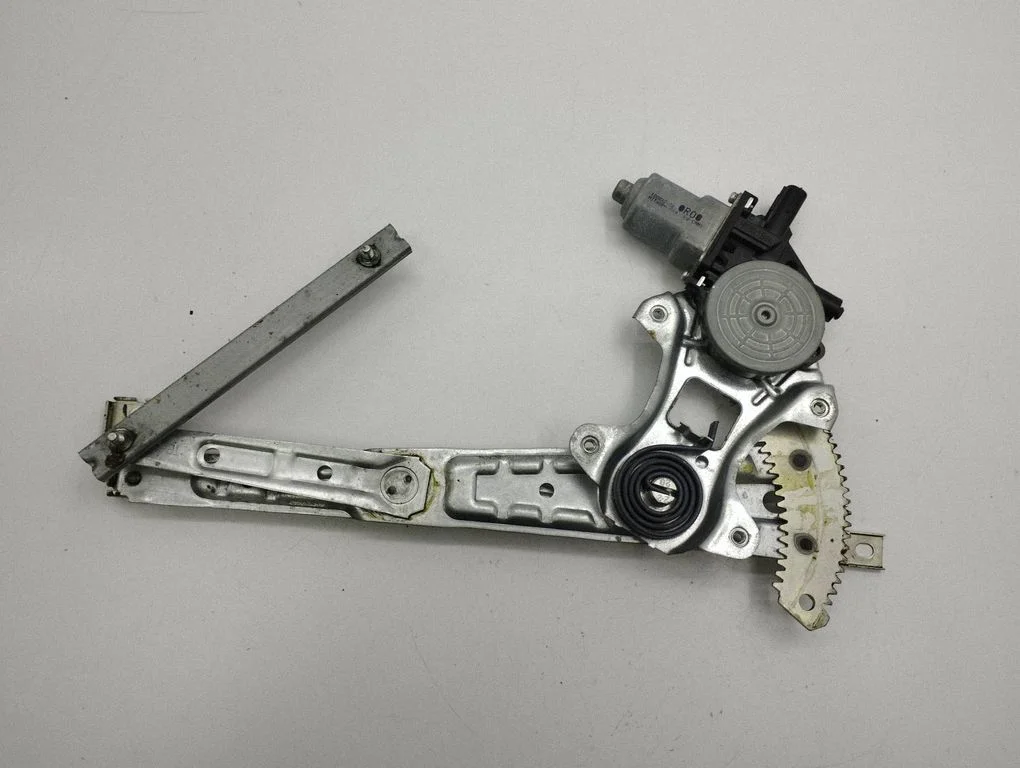 Esiukse elektriline aknatõstuk mootoriga – vasak