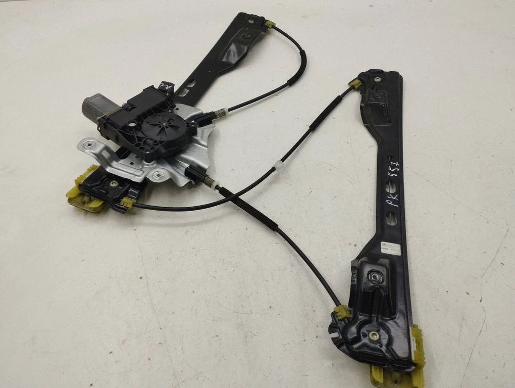 Front door window regulator with motor 39515DR100