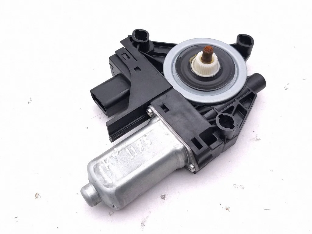 Priekšējā loga pacēlāja motoriņš 931400104