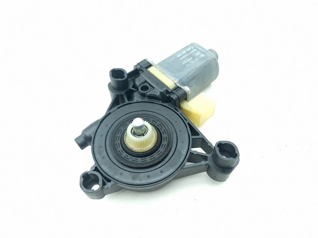Priekšējā loga pacēlāja motoriņš 5Q0959801B