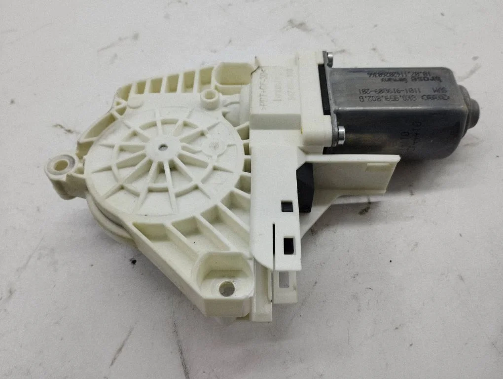 Priekšējā loga pacēlāja motoriņš 8k0959802b