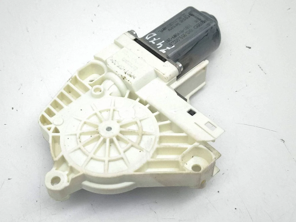Priekšējā loga pacēlāja motoriņš 8K0959802B