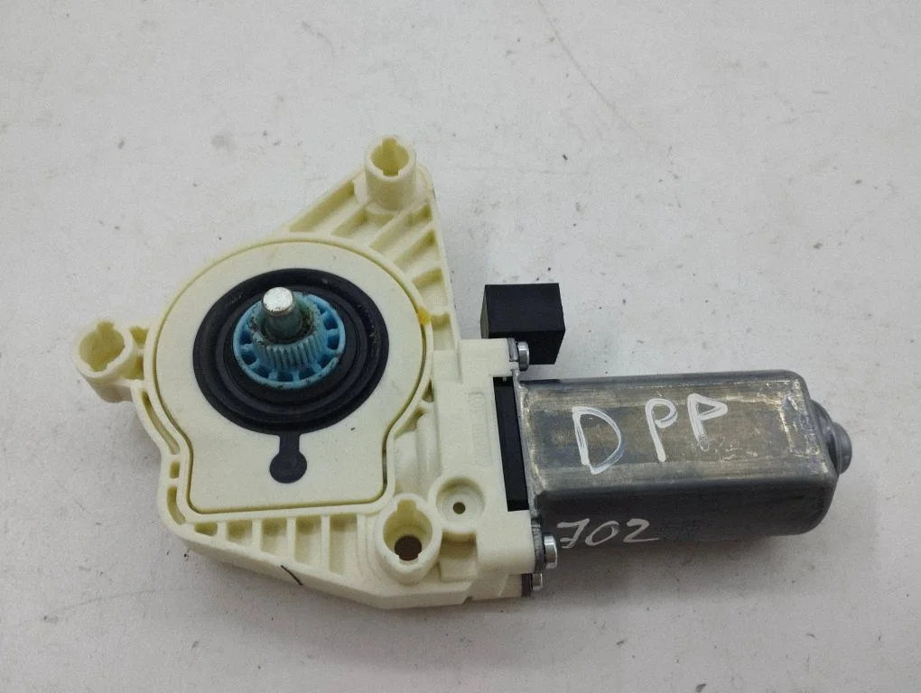 Priekšējā loga pacēlāja motoriņš 5q4959802b