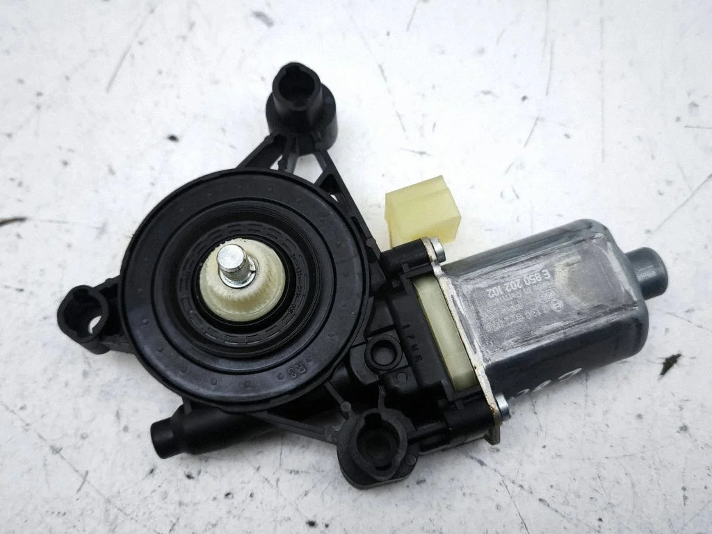Front door window regulator motor 0130822076
