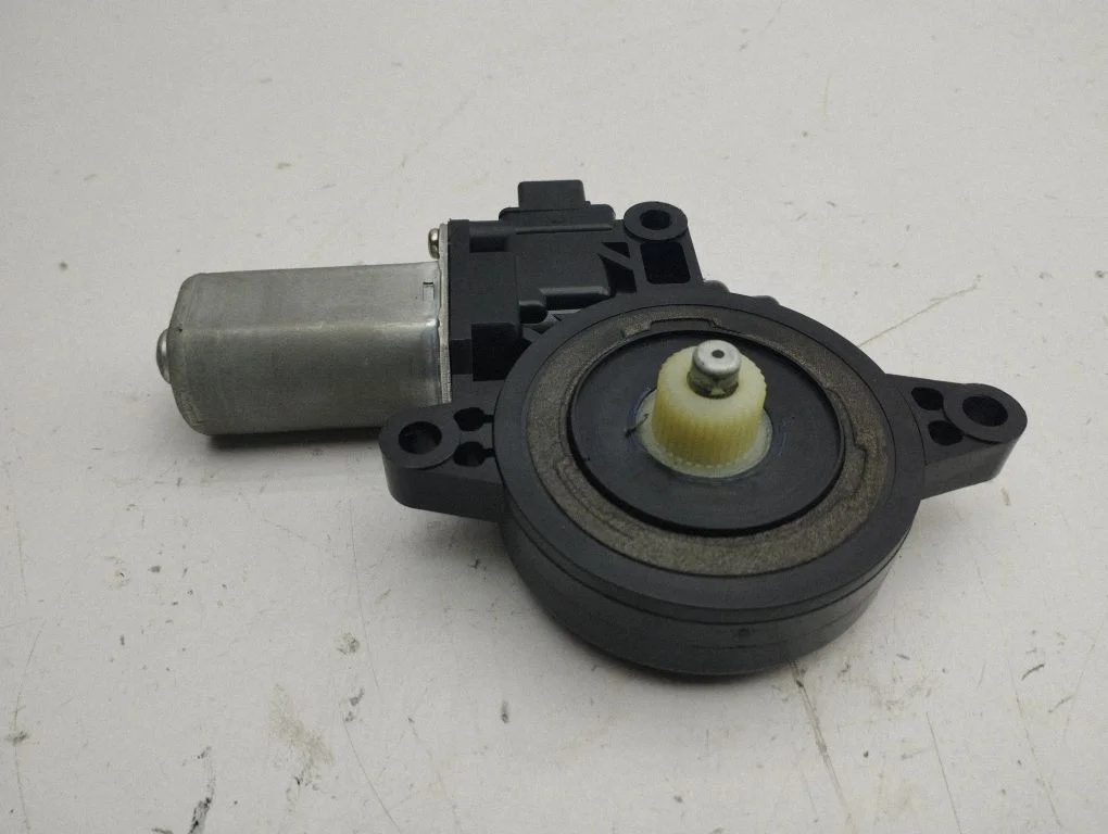 Front door window regulator motor CM012030