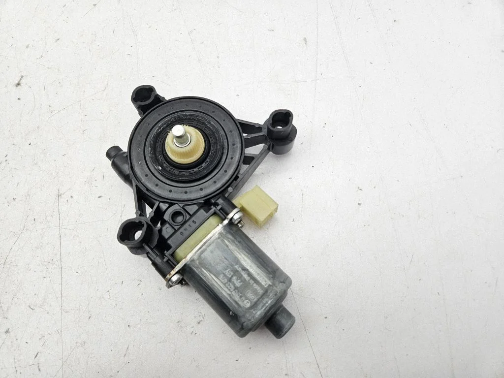Priekšējā loga pacēlāja motoriņš 0130822076
