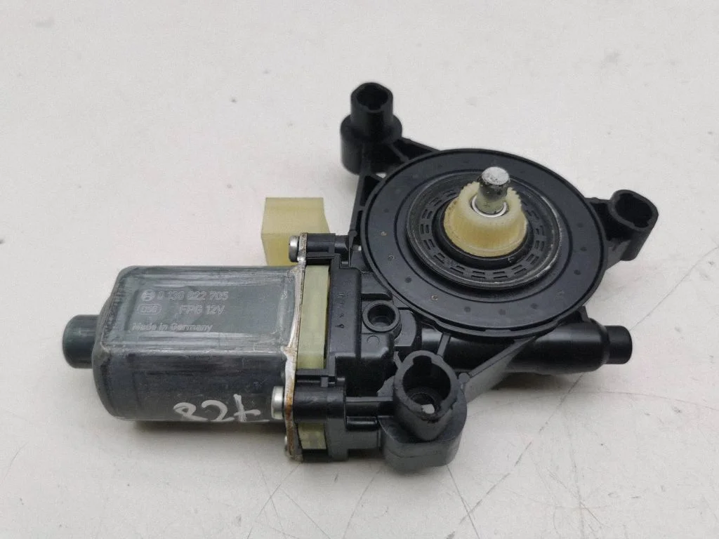 Priekšējā loga pacēlāja motoriņš 8W0959801