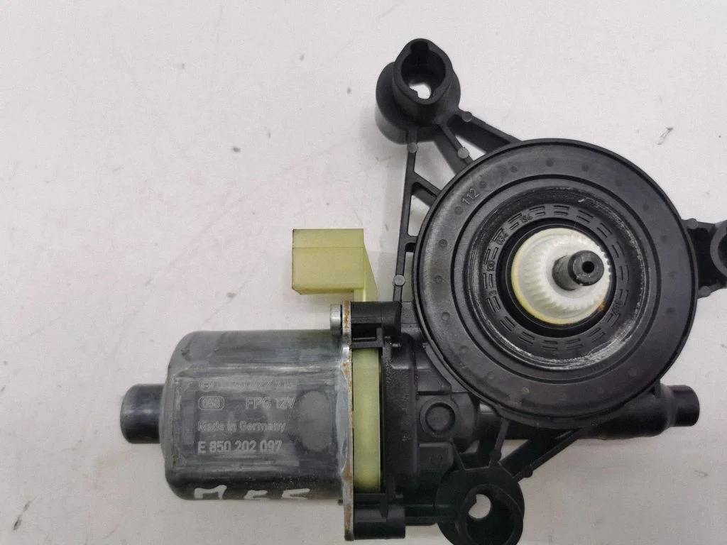 Front door window regulator motor 0130822715