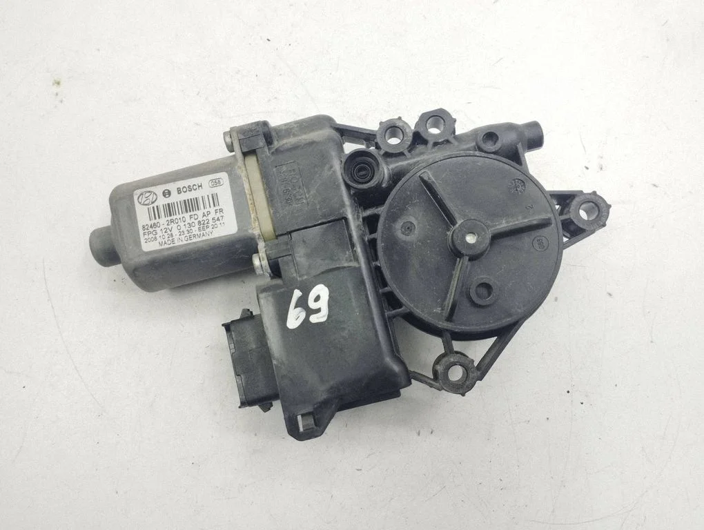 Priekšējā loga pacēlāja motoriņš 824602R010