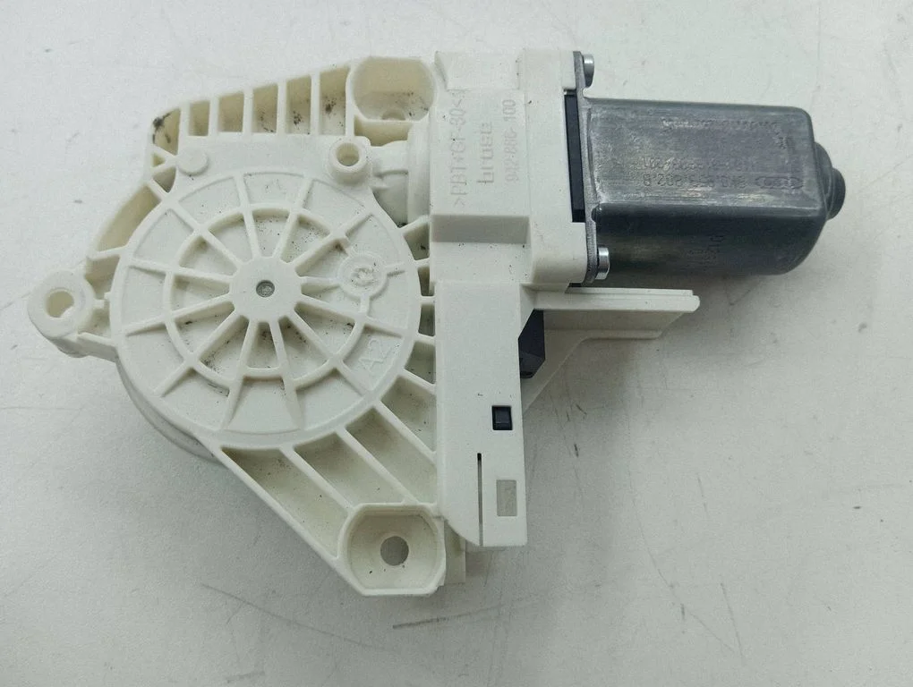 Priekšējā loga pacēlāja motoriņš 8K0959802B