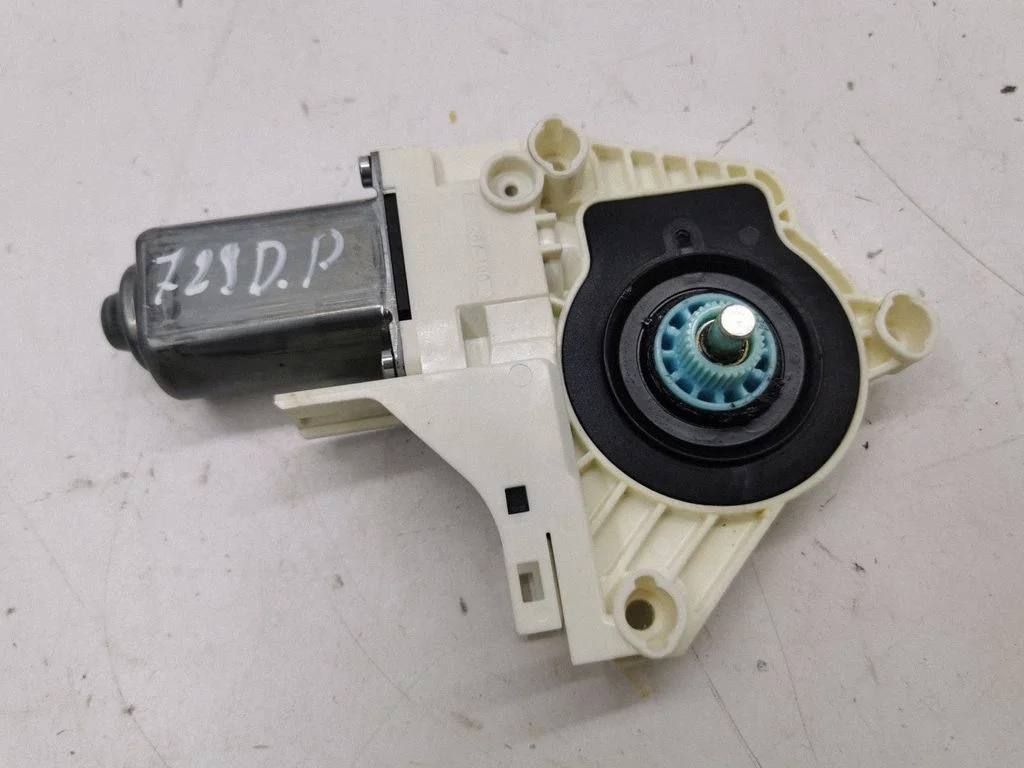 Priekšējā loga pacēlāja motoriņš 8K0959802B