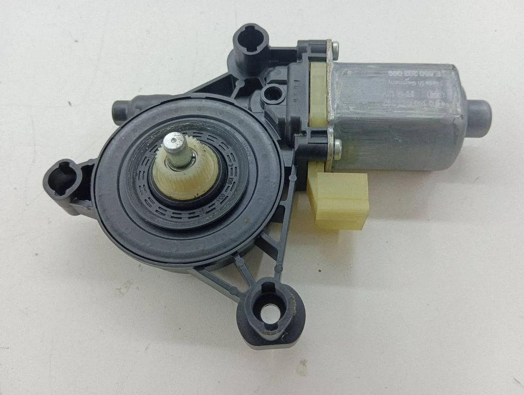 Priekšējā loga pacēlāja motoriņš 0130822717
