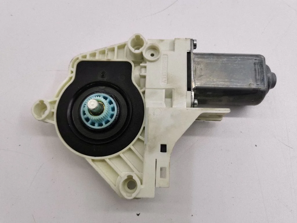 Priekšējā loga pacēlāja motoriņš 8K0959801B