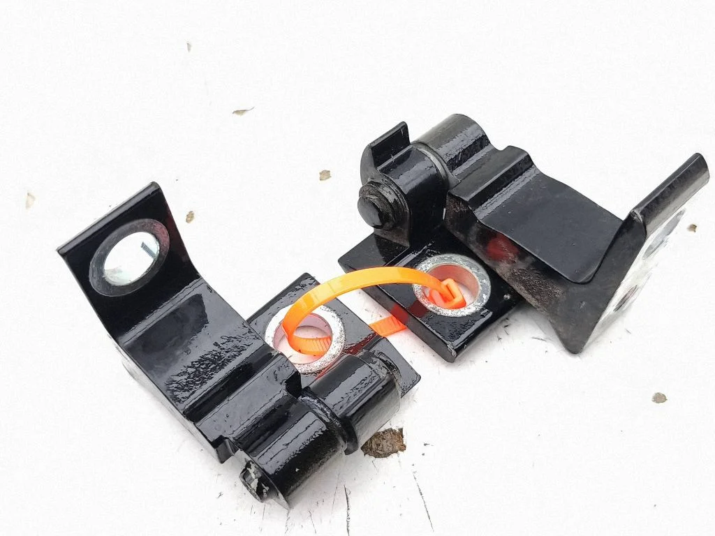 Rear door hinge set 8V5833403D