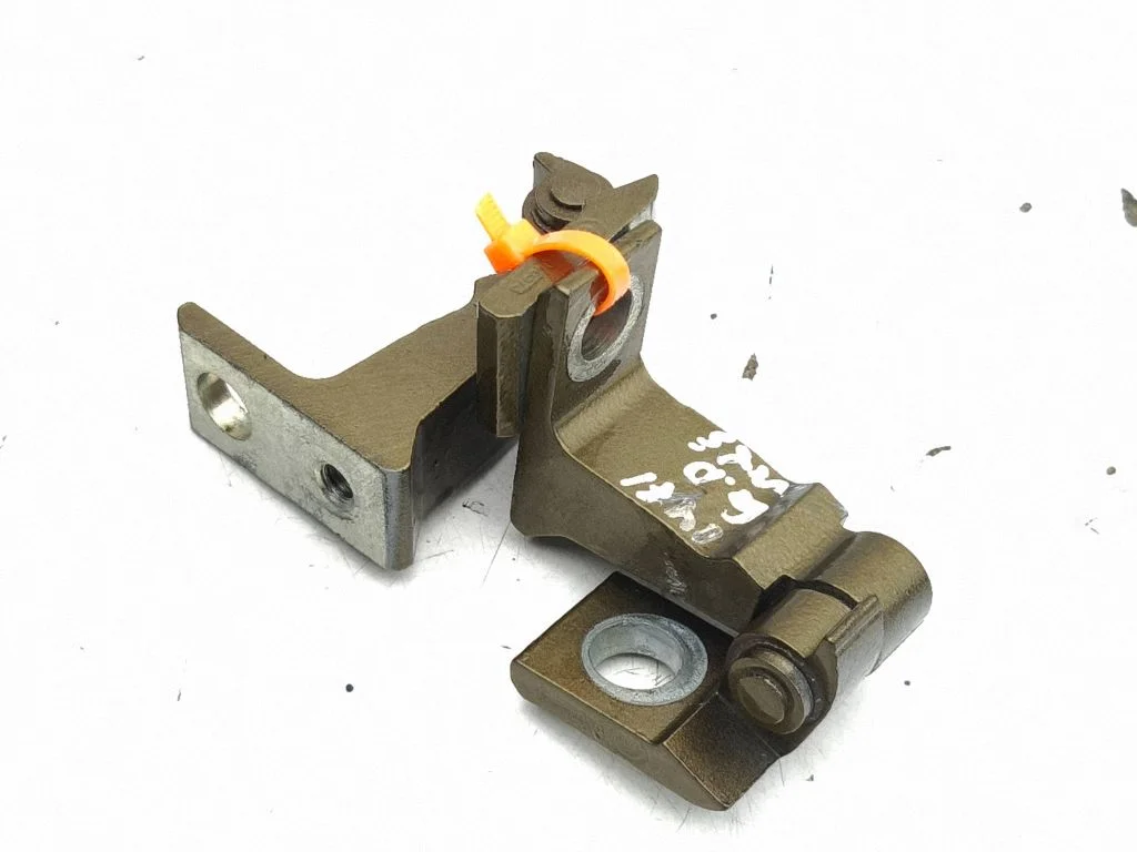 Tagaukse hingede komplekt 8V5833404C