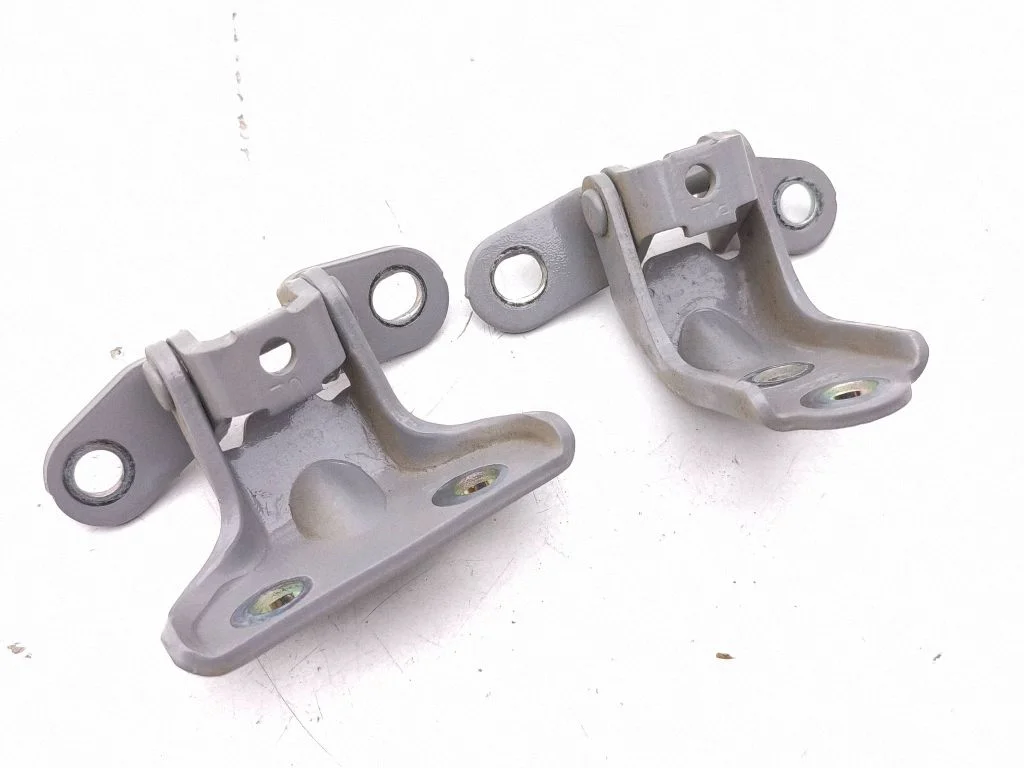Rear door hinge set – left