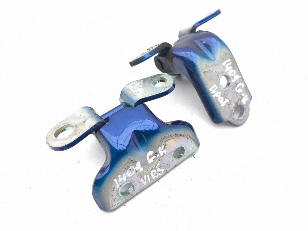 Rear door hinge set – left