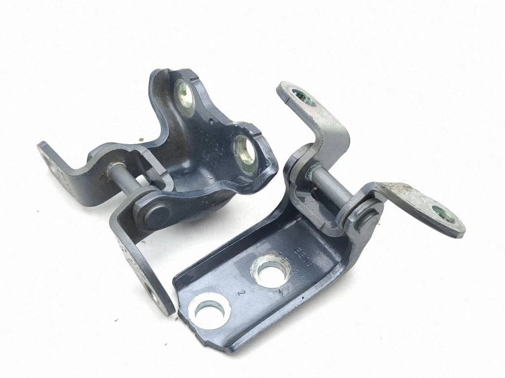 Rear door hinge set – left