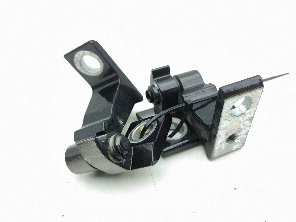 Tagaukse hingede komplekt 8X0831403F