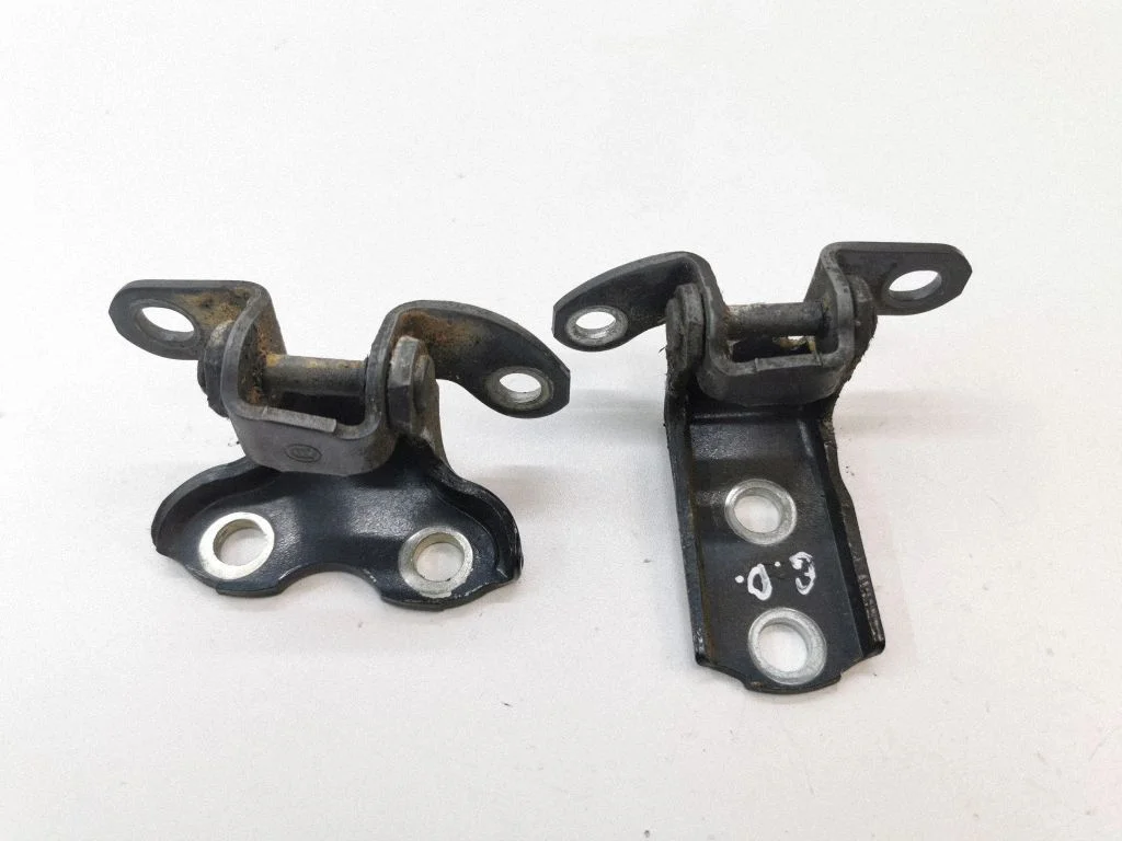 Rear door hinge set – right