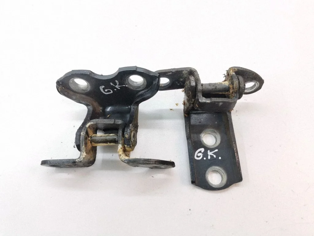 Rear door hinge set – left