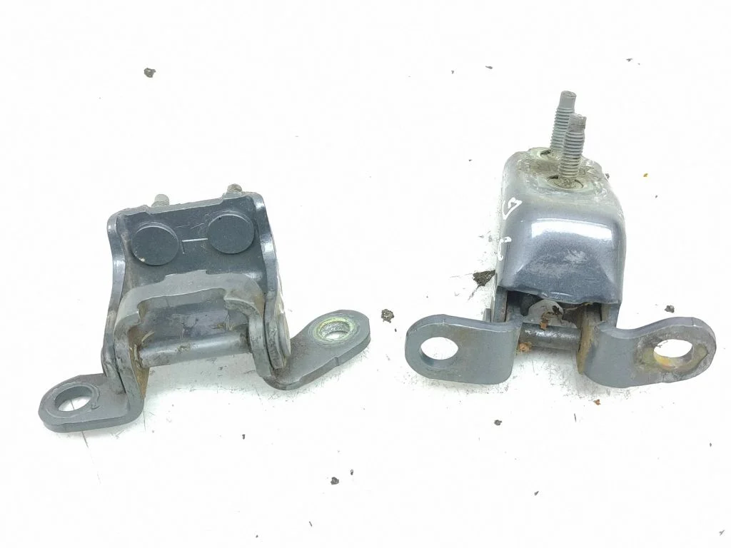 Rear door hinge set – left