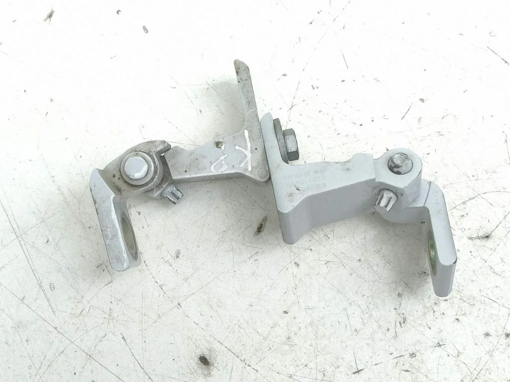 Rear door hinge set – left