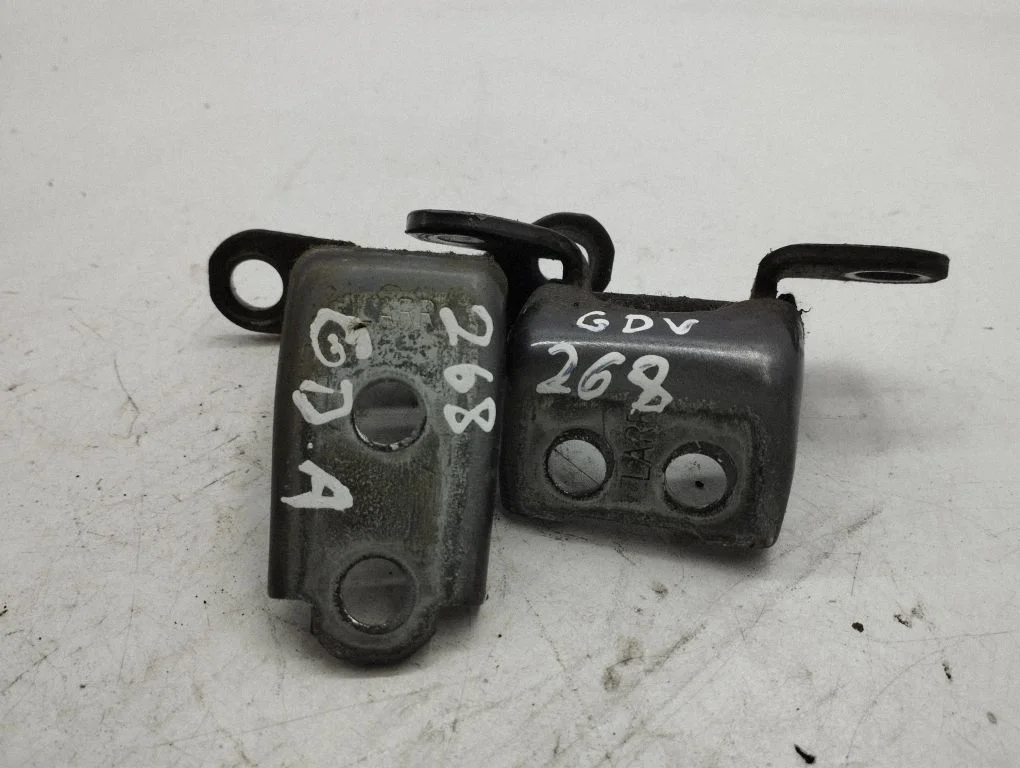 Rear door hinge set – right