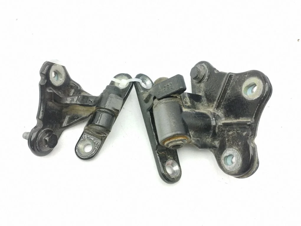 Rear door hinge set – right