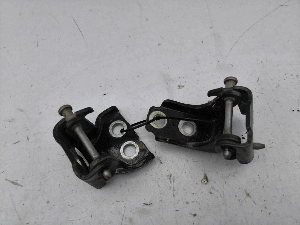 Rear door hinge set – left