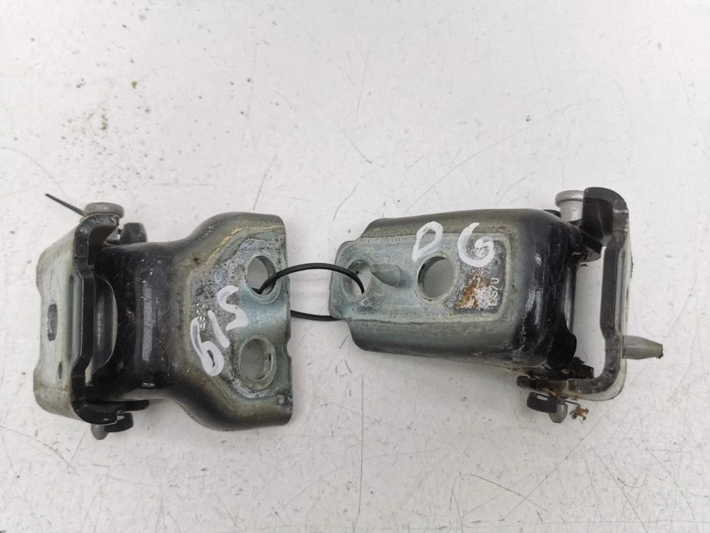Rear door hinge set – right