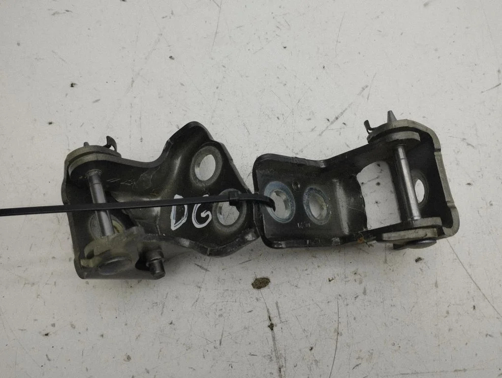 Rear door hinge set – right