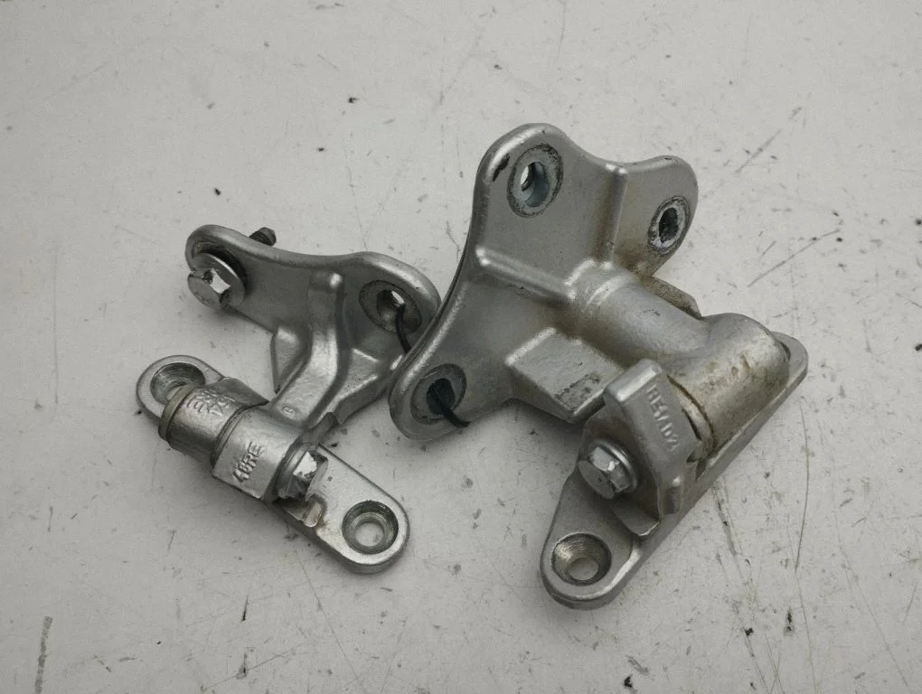 Rear door hinge set – right