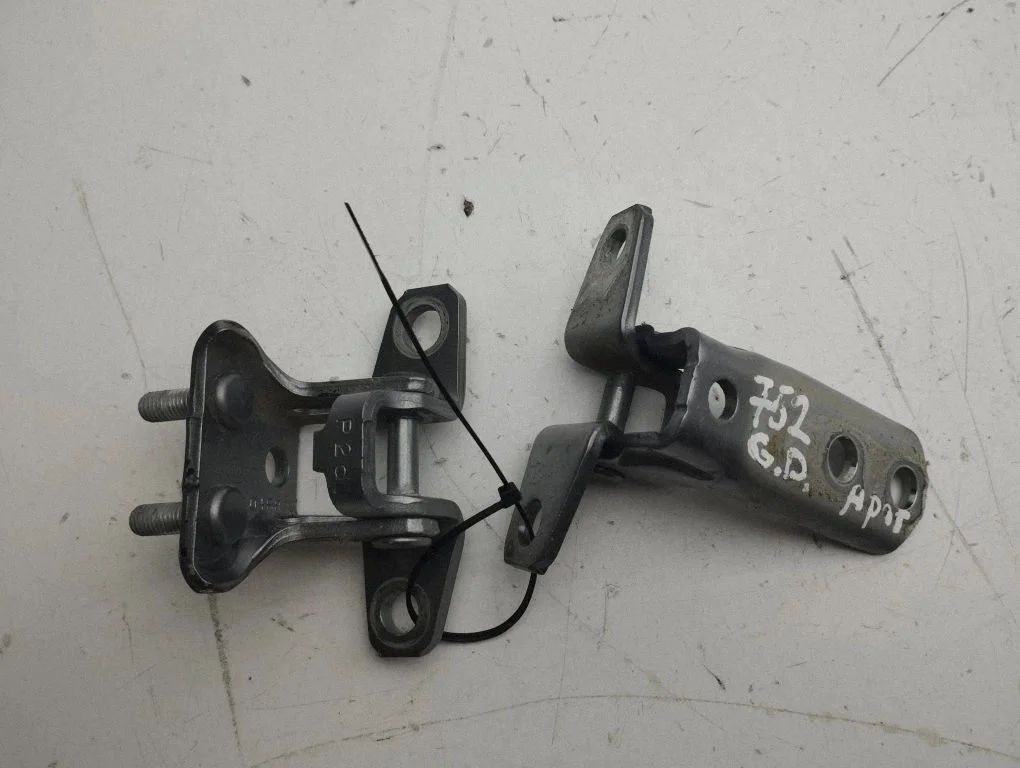 Rear door hinge set – right