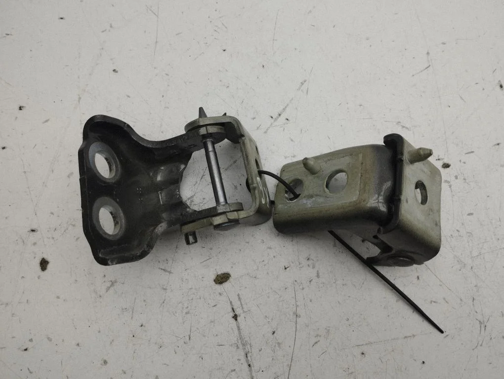 Rear door hinge set – left