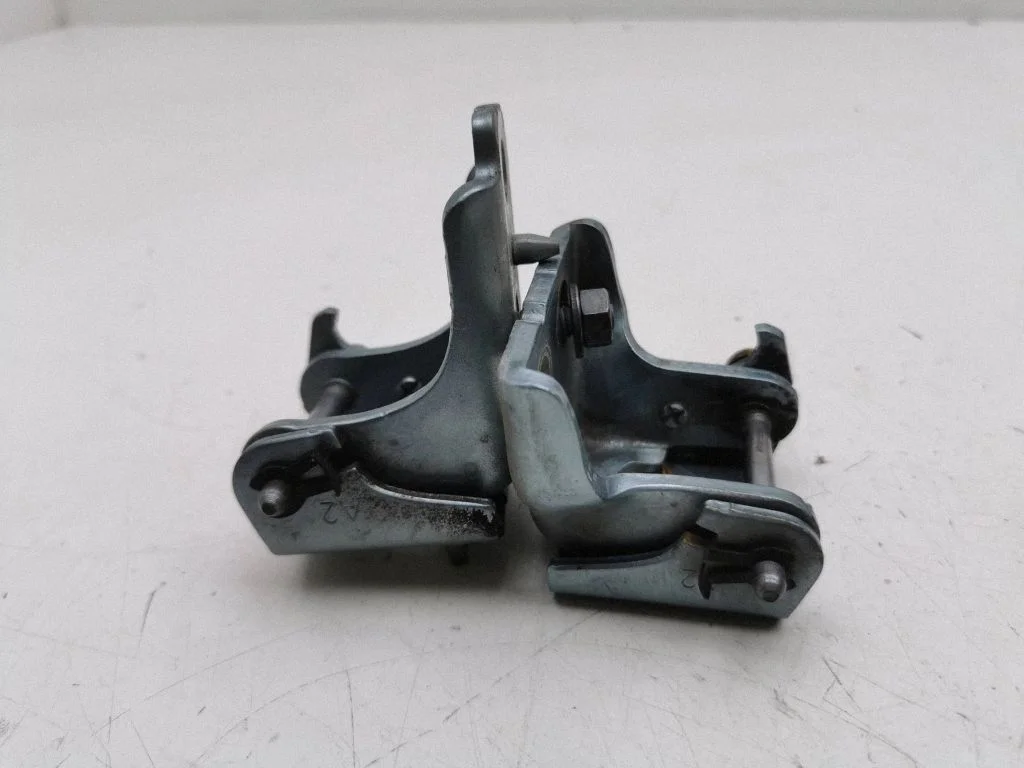 Rear door hinge set – right
