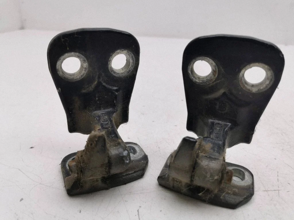Rear door hinge set – right